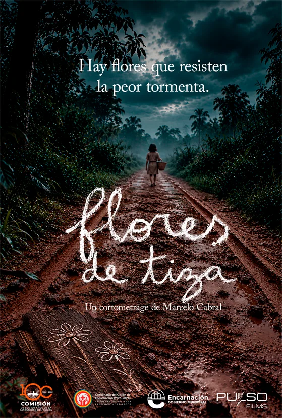 Afiche de Flores de Tiza: María camina por un camino de tierra roja en la selva. «Hay flores que resisten la peor tormenta». Un cortometraje de Marcelo Cabral.